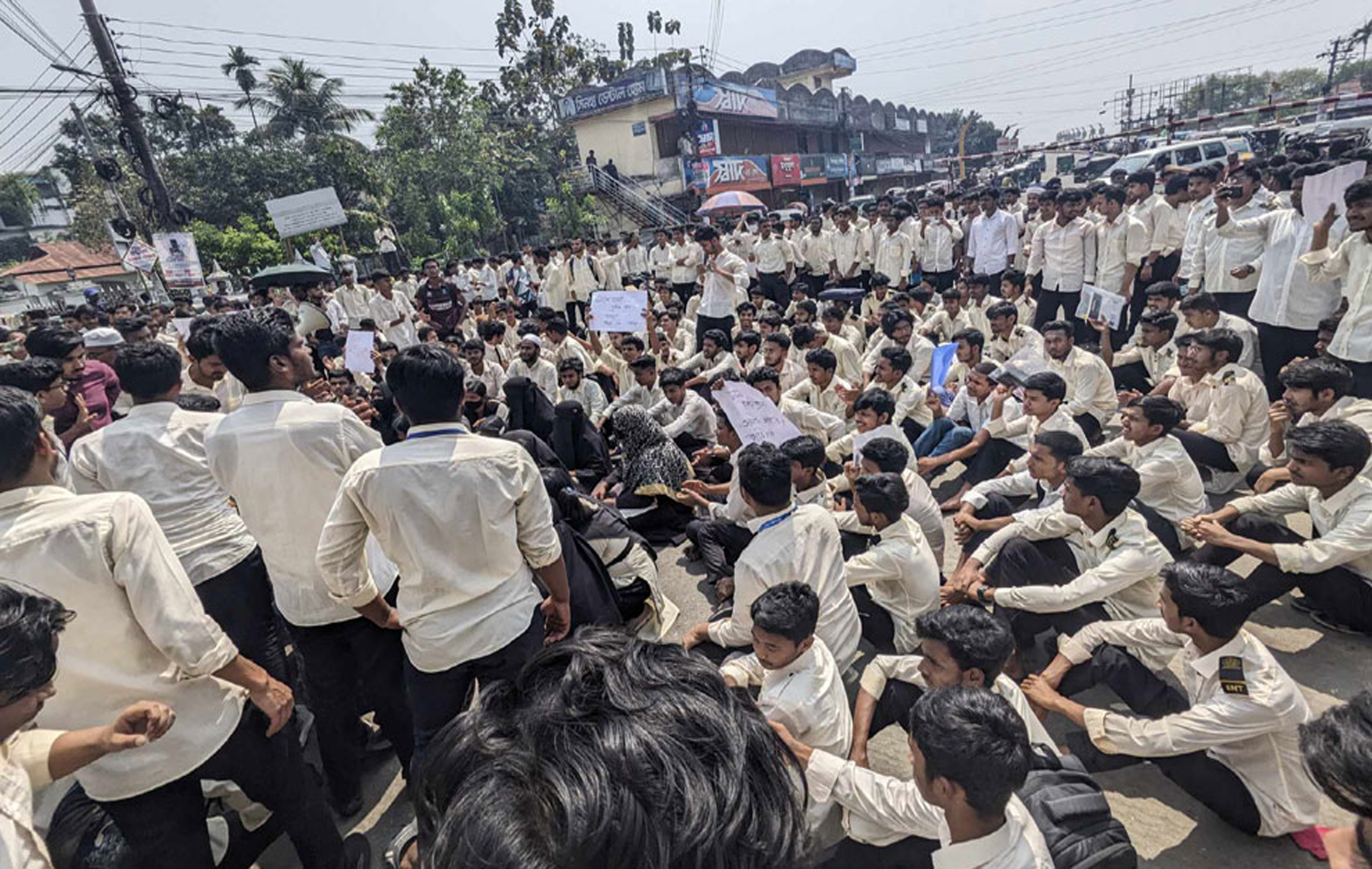 পলিটেকনিক শিক্ষার্থীদের সড়ক অবরোধ 