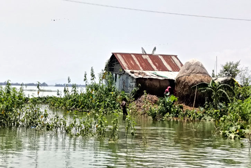 সুনামগঞ্জে বানবাসি মানুষের দুর্ভোগ বাড়ছেই 