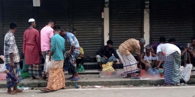 দানকৃত মাংস কিনছেন স্বল্প আয়ের মানুষ