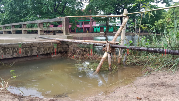 দোয়ারাবাজারে স্কুলের ব্রিজ ভেঙে যাওয়ায় শিক্ষক আসলেও আসছেনা শিক্ষার্থীরা
