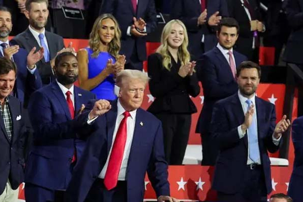 কানে ব্যান্ডেজ নিয়ে রিপাবলিকান সম্মেলনে ডোনাল্ড ট্রাম্প