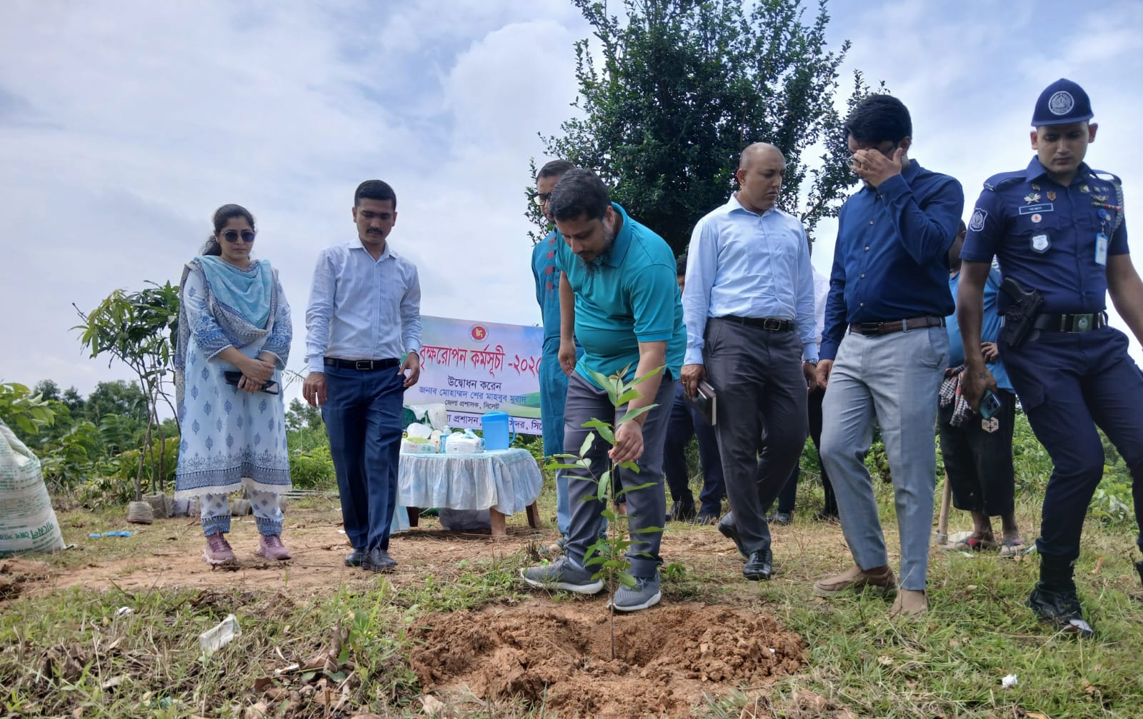 মালনীছড়ায় উদ্ধারকৃত খাস জমিতে বৃক্ষরোপণ