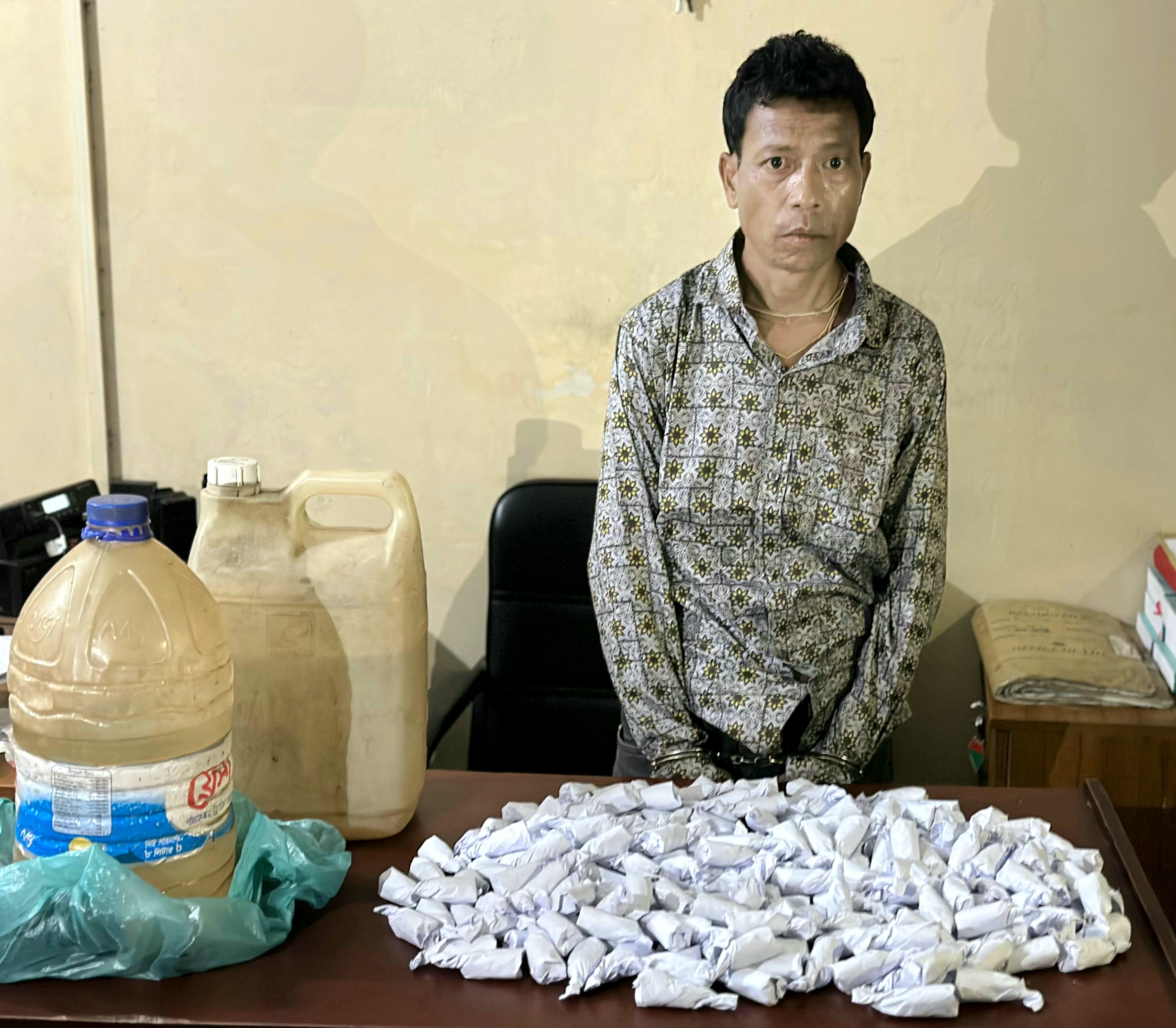 দলদলি চা বাগান থেকে গাজা ও মদ সহ আটক ১