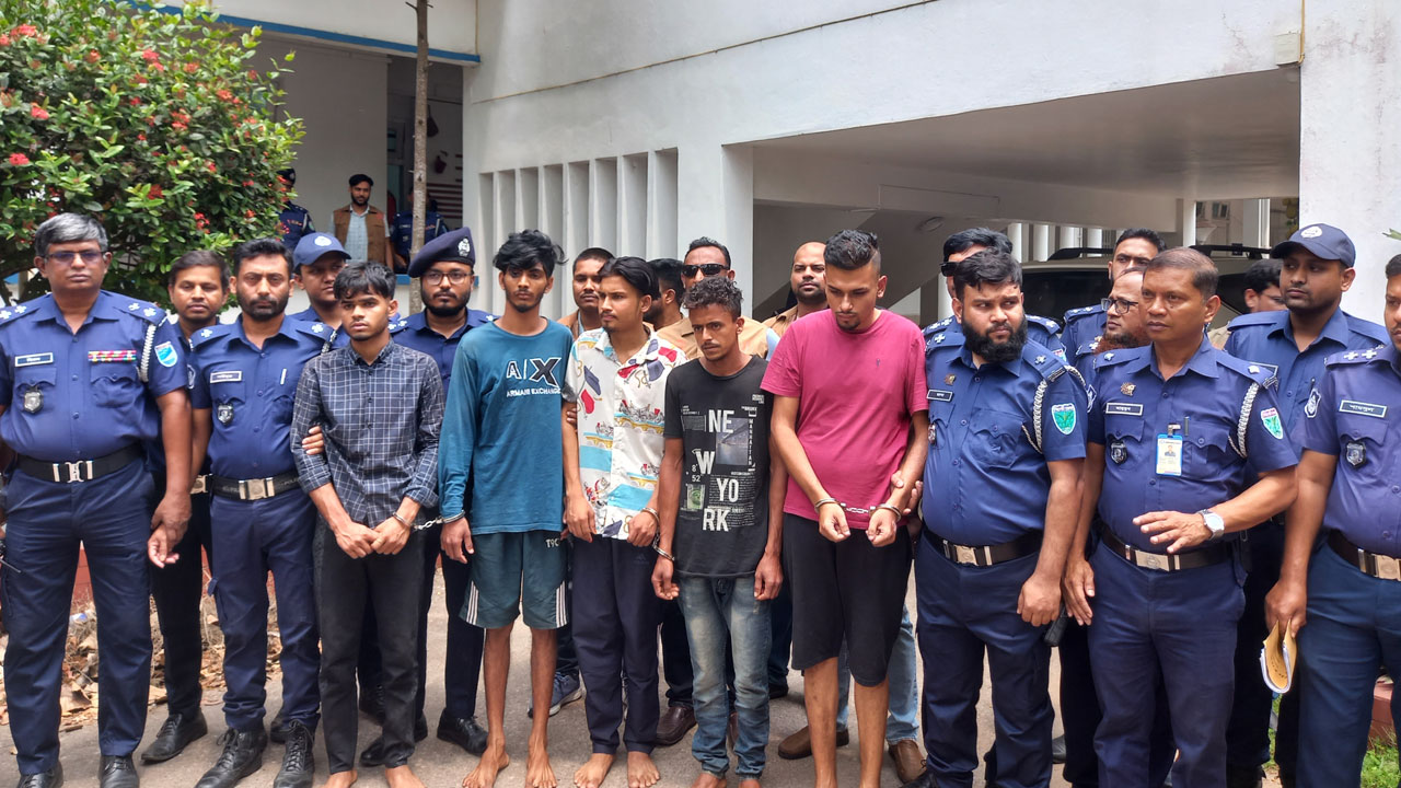 সিকিউরিটি গার্ড ভেবে আইনজীবীকে হত্যা, গ্রেপ্তার ৫