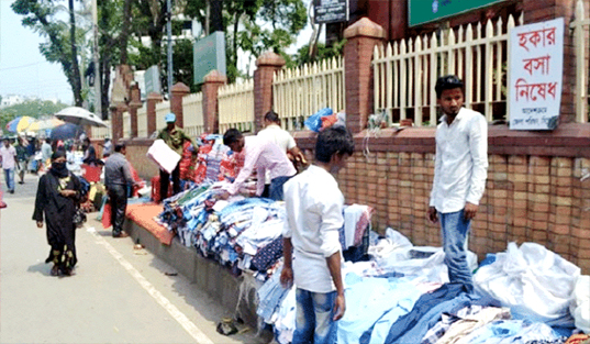 আবারো হকারদের দখলে নগরীর ফুটপাত ও রাস্তা