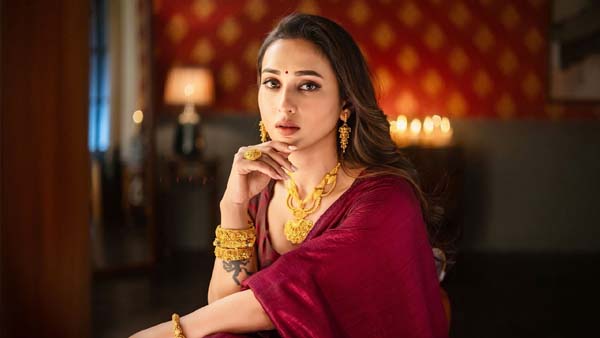 লাল শাড়িতে গ্ল্যামারাস মিমি চক্রবর্তী