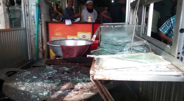  সিলেটে রেস্টুরেন্টে হামলা-ভাংচুর :  প্রতিবাদ সভা