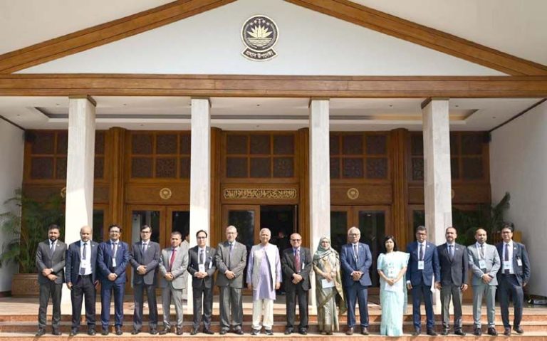 কারও ধমকে কাজ করবেন না, ডিসিদের প্রধান উপদেষ্টা
