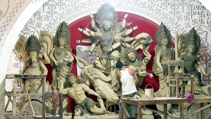 মৌলভীবাজারে প্রতিমা তৈরিতে ব্যস্ত কারিগররা