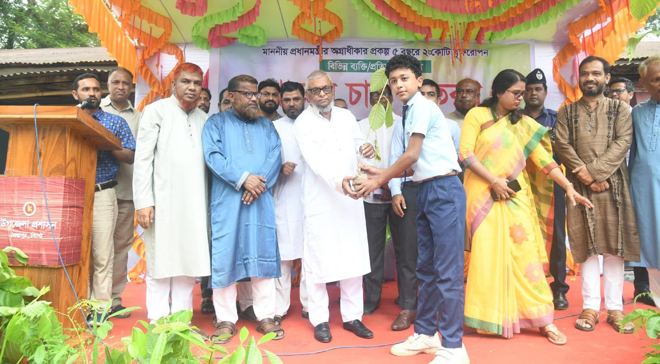 জৈন্তাপুরে শিক্ষার্থীদের মধ্যে গাছের চারা বিতরণ শ্রমমন্ত্রীর