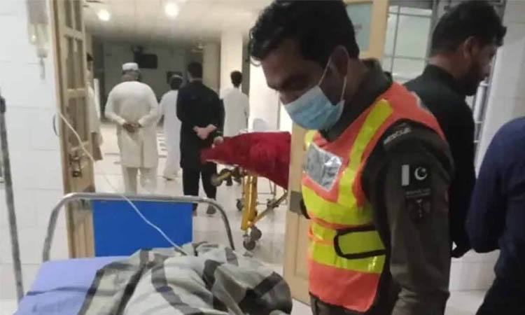 পাকিস্তানে ট্রাক উল্টে একই পরিবারের ১৫ জন নিহত