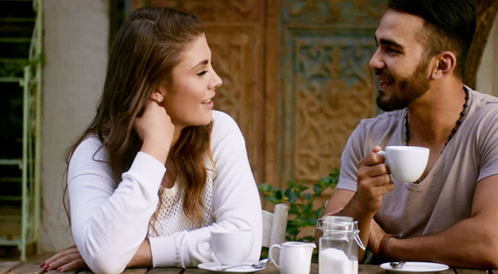 বন্ধুর চেয়ে একটুখানি বেশি