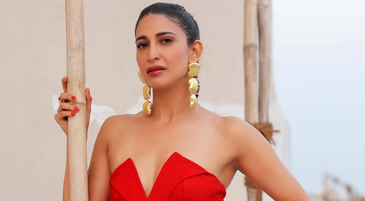 আহনাকে প্রাণনাশের হুমকি!