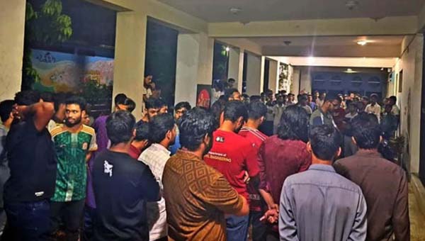 শাবিপ্রবির অধীনে যাওয়ার দাবিতে সিলেট ইঞ্জিনিয়ারিং কলেজে অবরোধ