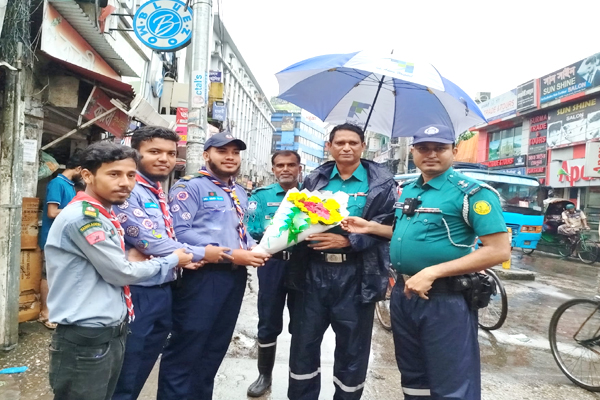 পুলিশকে ফুল দিয়ে বরণ করলো শিক্ষার্থীরা
