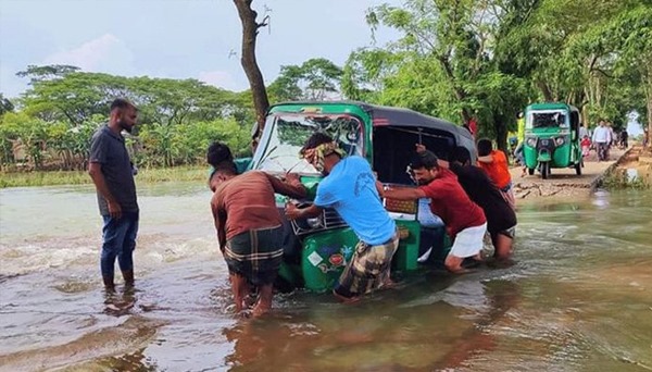 ধীরগতিতে কমছে পানি