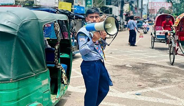 মৌলভীবাজারে ট্রাফিক নিয়ন্ত্রণের কাজ করছে শিক্ষার্থীরা