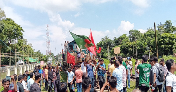 কুলাউড়ায় পাহাড়িকা ট্রেন আটকে রেখে ৮ দফা দাবিতে বিক্ষোভকারীরা