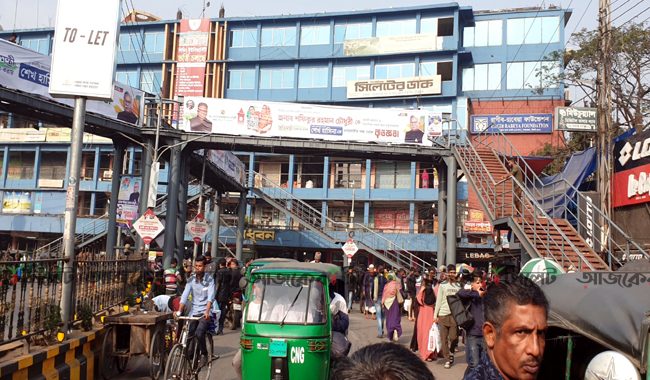  বেকার পড়ে আছে চার 'ফুট ওভারব্রীজ'