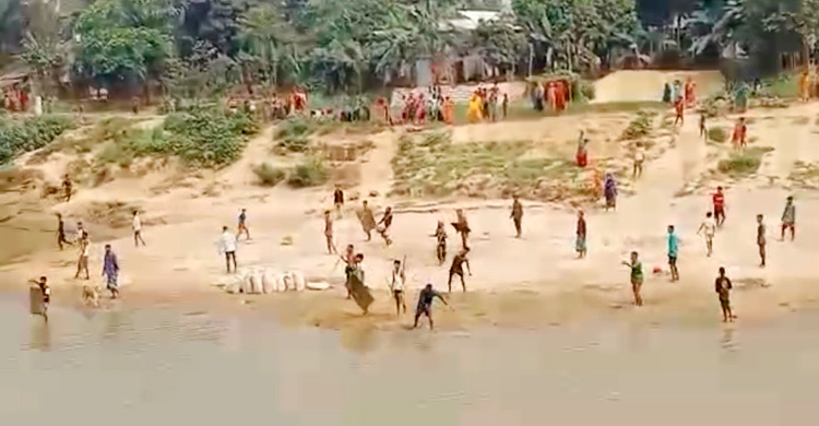 বালু উত্তোলন নিয়ে দুই গ্রামবাসীর সংঘর্ষ, আহত ৬
