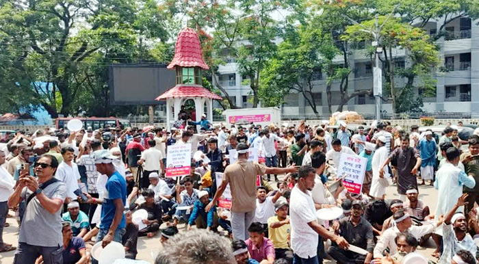ফুটপাতে ব্যবসার সুযোগ চেয়ে হকারদের সড়ক অবরোধ