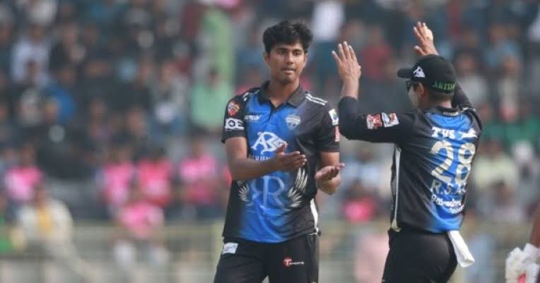 ১০৪ রানে গুটিয়ে যায় দুরন্ত ঢাকা 