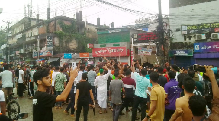 নগরজুড়ে উল্লাস, ছাত্র-জনতার মিষ্টি বিতরণ