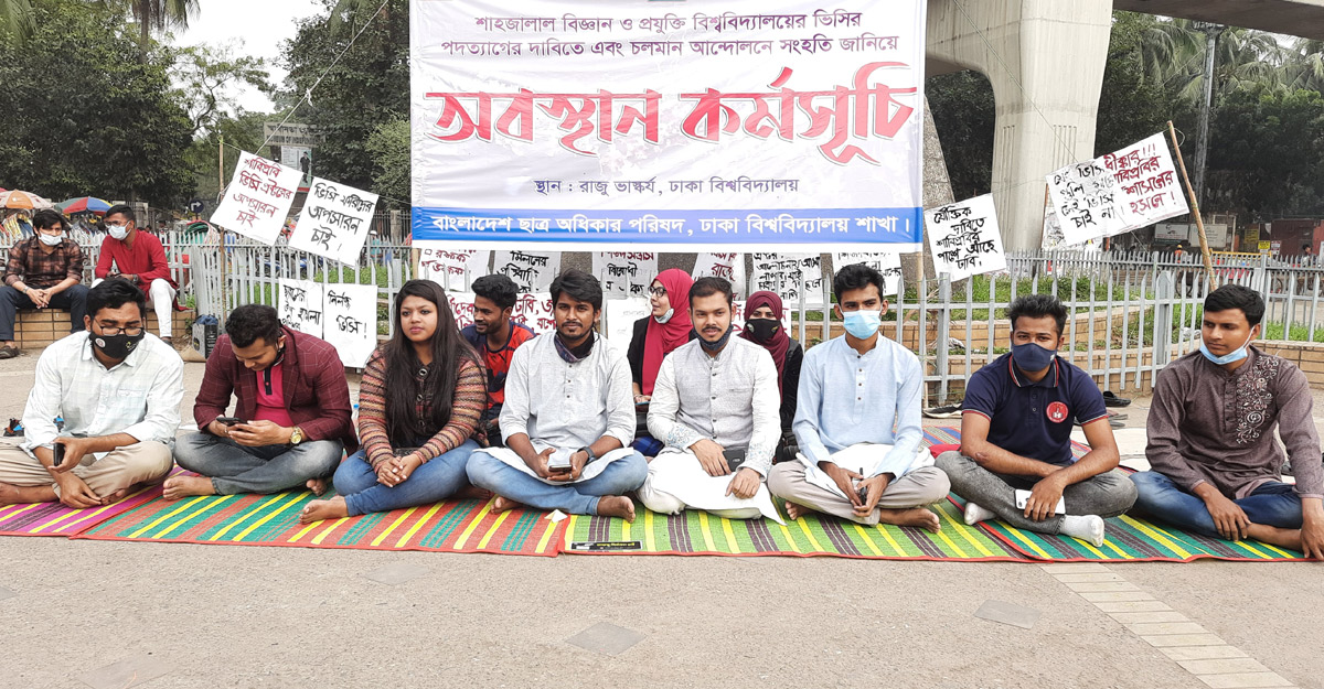 রাজপথে কোটা বিরোধী শিক্ষার্থীরা