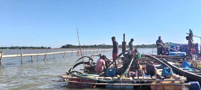 মহাসড়কে ফেলা হচ্ছে অবৈধভাবে উত্তোলিত বালু