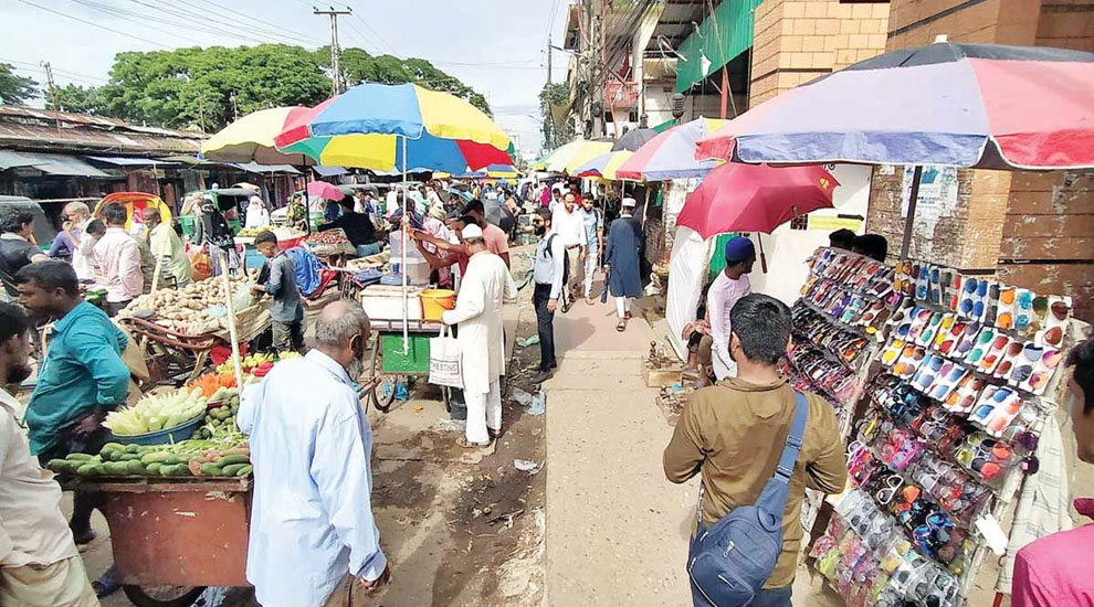 হকারদের দৌরাত্ম্য থামাবে কে?
