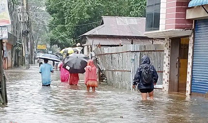 বানের জলে ভাসছে সুনামগঞ্জ