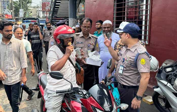 হেলমেট ছাড়া চললে জরিমানা নয়, উপহার হেলমেট দিল এসএমপি