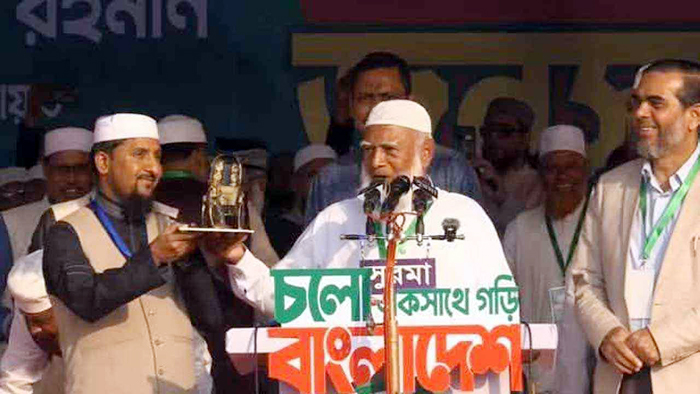 সিলেট-৩ আসনে রাজুর হাতে রিকশা তুলে দিলেন জামায়াত আমির