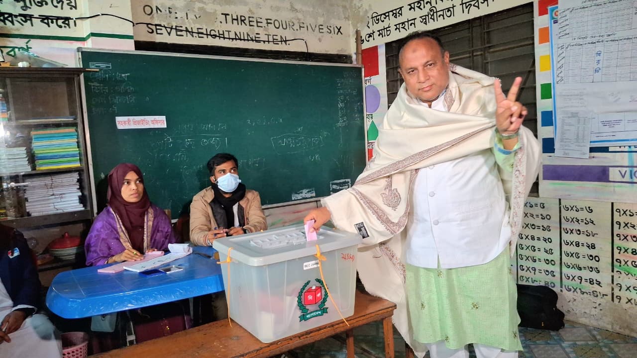 যে কেন্দ্রে ভোট দিলেন সিলেট-৬ আসনের বিএনপির প্রার্থী এমরান আহমদ চৌধুরী