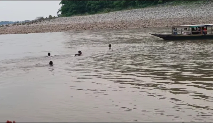 জাফলংয়ে পানিতে ডুবে পর্যটক নি খোঁ জ