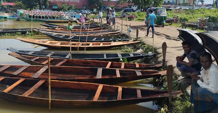 জগন্নাথপুরে জমে উঠেছে নৌকার হাট