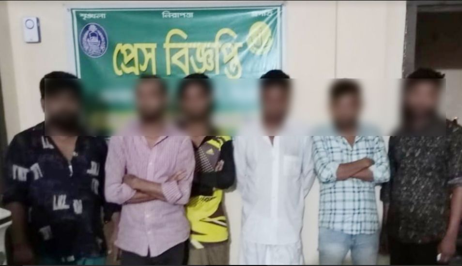 চাষনীপীরের মাজার এলাকা থেকে ৬ জুয়াড়ি আটক