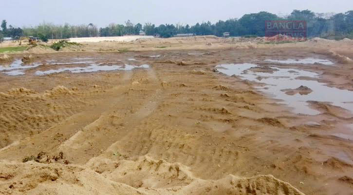 কুলাউড়ায় বালু উত্তোলনে ক্ষতিগ্রস্ত নদী সংলগ্ন এলাকা