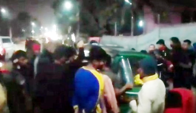  নয়াসড়কে ছিনতাইকারীকে জনতার গণধোলাই