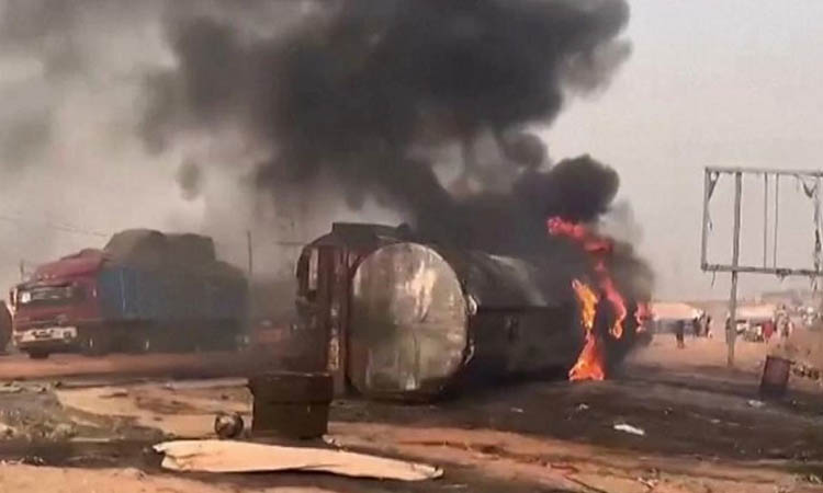 নাইজেরিয়ায় জ্বালানি ট্যাঙ্কার উল্টে বিস্ফোরণ, নিহত ৭৭