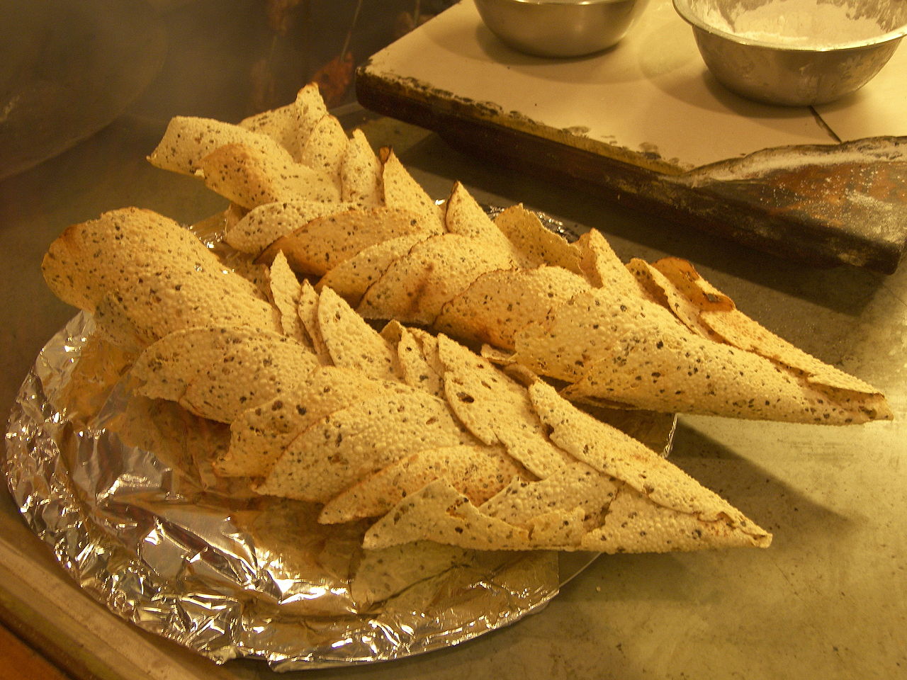   সিলেটে দেড়লাখ টাকার পাঁপড় গাড়ি জব্দ : আটক ৩