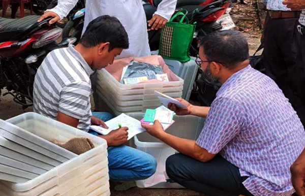 চার উপজেলার কেন্দ্রে কেন্দ্র যাচ্ছে ভোটের সরঞ্জাম