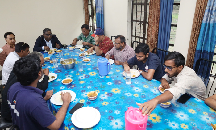 শিক্ষার্থীদের সাথে মধ্যাহ্নভোজে শাবিপ্রবি ভাইস চ্যান্সেলর অধ্যাপক ড. মোঃ খায়রুল ইসলাম