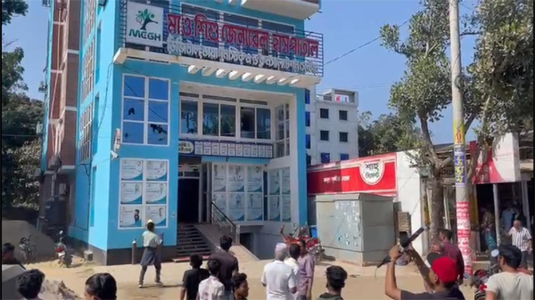 ভুল চিকিৎসার অভিযোগে নবজাতকের মৃত্যু, ক্ষুব্ধ স্বজনদের হাসপাতালে হামলা&ndash;ভাঙচুর