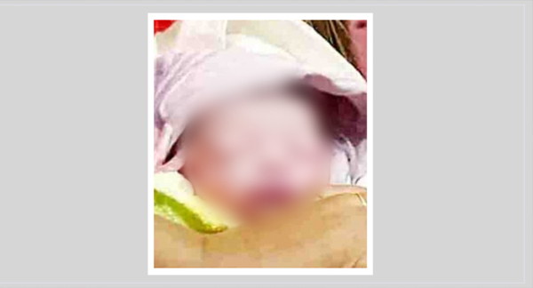 নদীর পাড়ে মাটিতে শুয়ে চিৎকার করছিল শিশুটি
