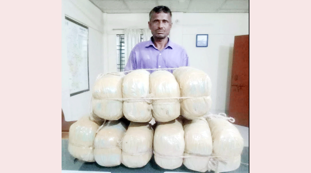 মাধবপুরে গাঁজাসহ মাদক ব্যসায়ী আটক