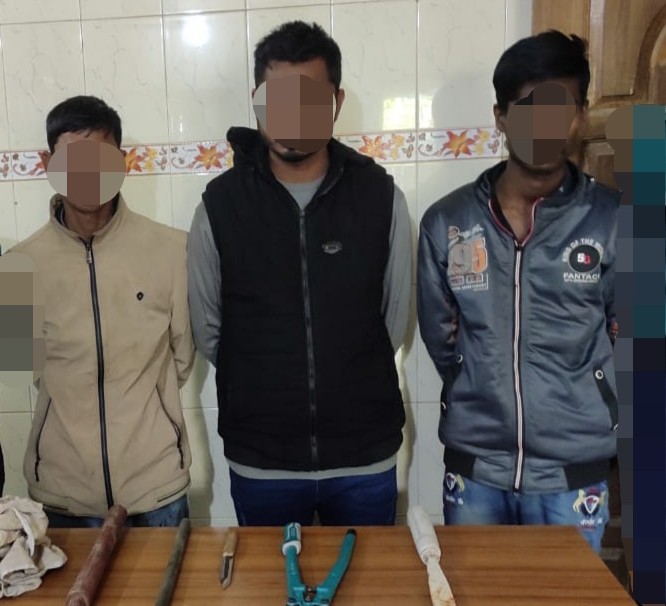 টুকেরবাজারে ডাকাতির প্রস্তুতিকালে দেশীয় অস্ত্রসহ আটক ৩