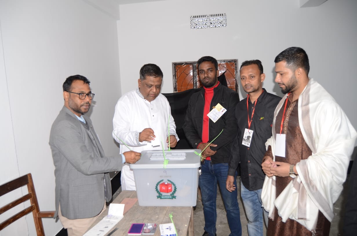 ভোট দিলেন মেয়র আনোয়ারুজ্জামান চৌধুরী