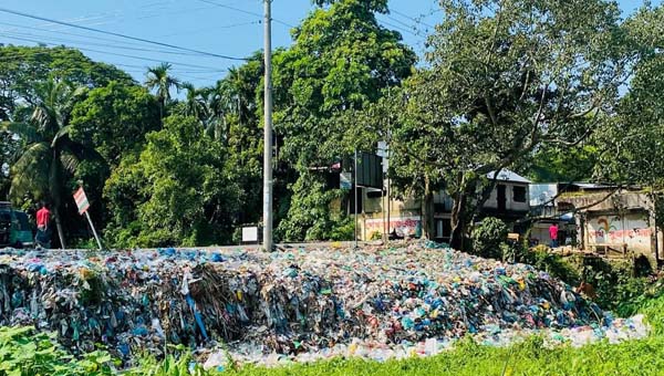 হাসপাতালের ফটকের সামনে ময়লার ভাগাড়, দুর্গন্ধে দুর্ভোগে নবীগঞ্জবাসী