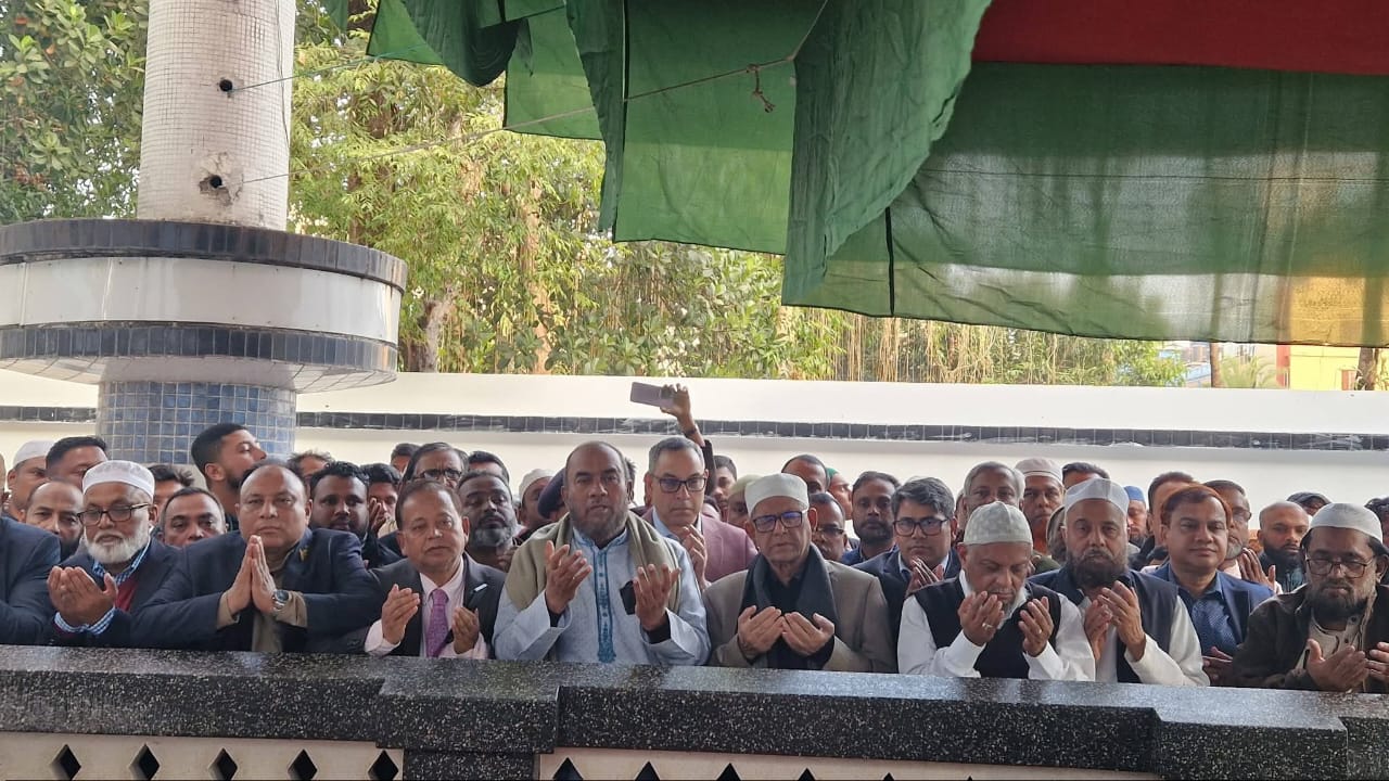 সিলেট এসেই শাহজালালের মাজার জিয়ারতে গেলেন মির্জা ফখরুল